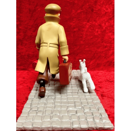 Tintin / Hergé / Moulinsart Réf 45994 / Tintin et Milou valise - Ils arrivent - socle pavé - (2022)