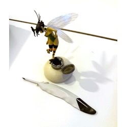 Fée clochette sur l'encrier / Loisel / Attakus  D'après "Peter Pan" de Loisel. Avec certificat signé par Régis Loisel.Pièce à