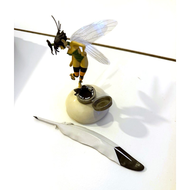 Fée clochette sur l'encrier / Loisel / Attakus  D'après "Peter Pan" de Loisel. Avec certificat signé par Régis Loisel.Pièce à